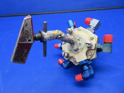 Beech 95-B55 Baron Fuel Selector Valve w / Handle RH 96-920001-612 (0621-995)