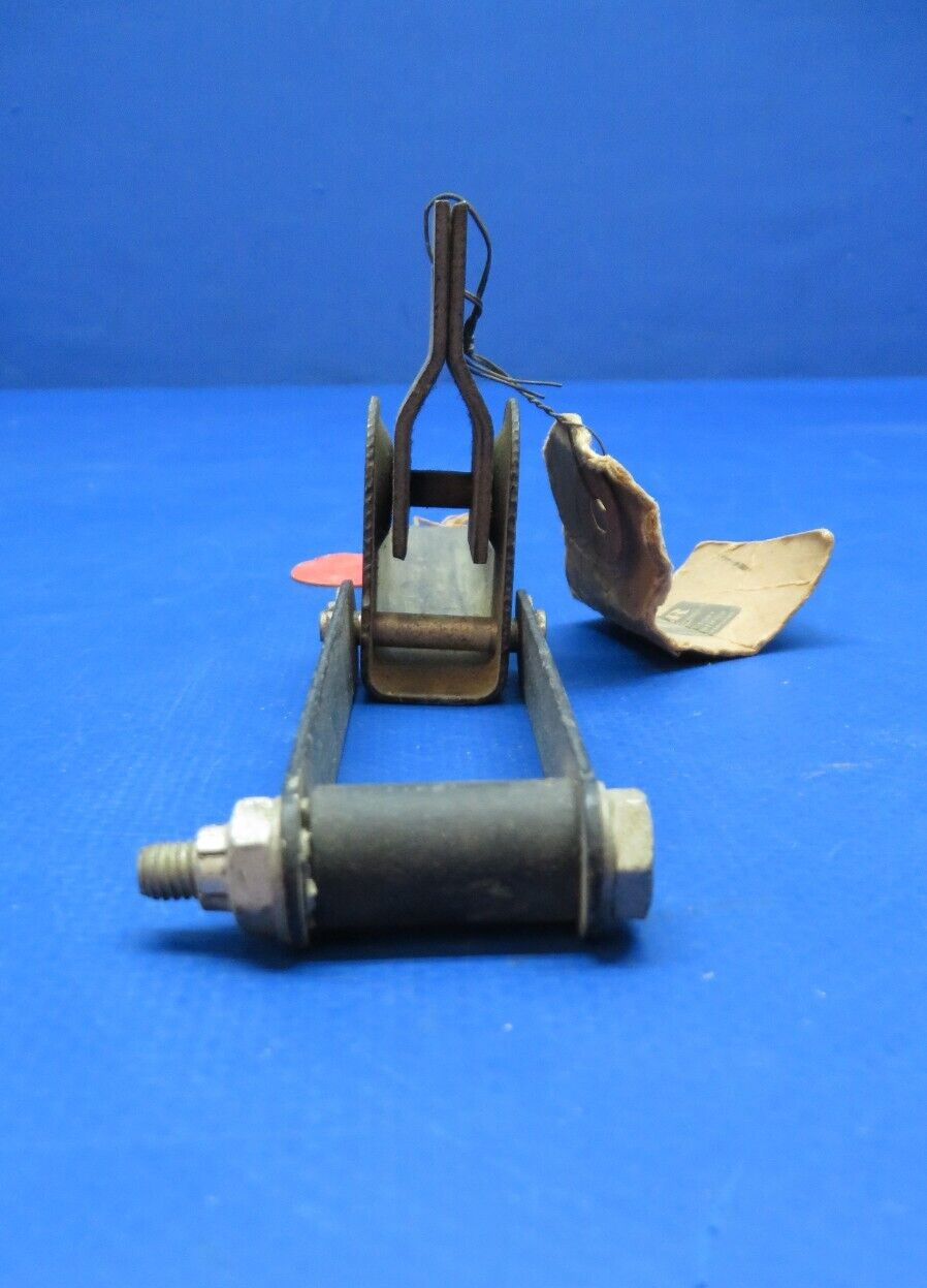 Piper PA-25 Latch Assy AFT Distributor Attachment P/N 61779-00 NOS (0523-129)
