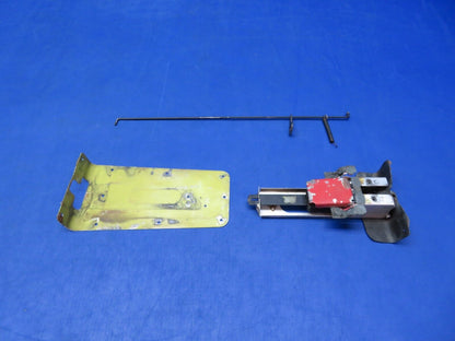 Piper PA-28R-180 Latch Assy Cabin Door P/N 68188-00 (1123-494)