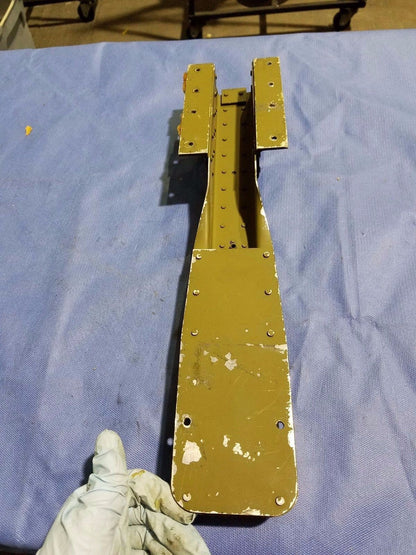 Cessna 310 Center OTBD RH Seat Track P/N 0812981-6 (0616-101)