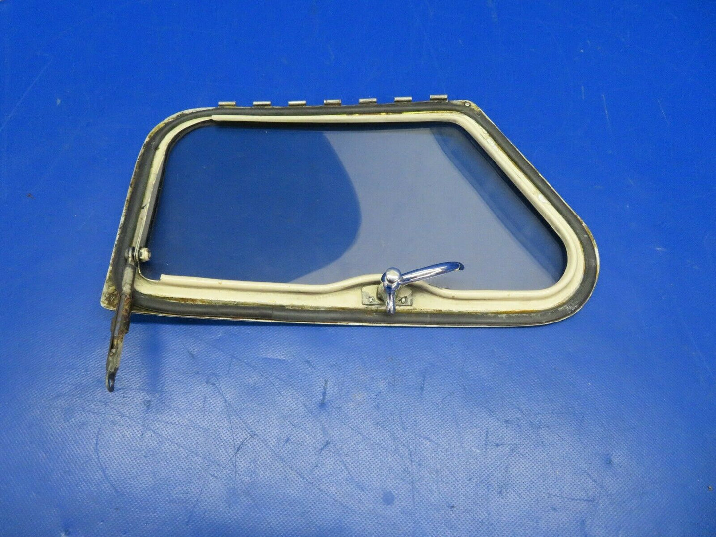 Beech 95-B55 Window Assy Pilot FWD LH Grey Tint P/N 35-410291-132 (0320-132)