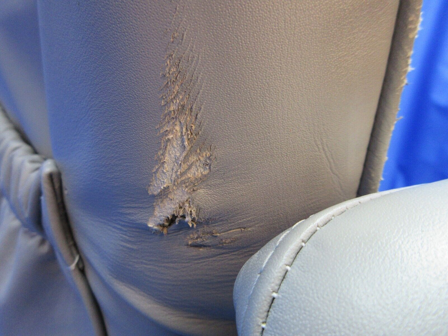 Cessna 401 / 401A Pilot Seat Assy - Gray Leather P/N 5014047-3 (1223-1491)