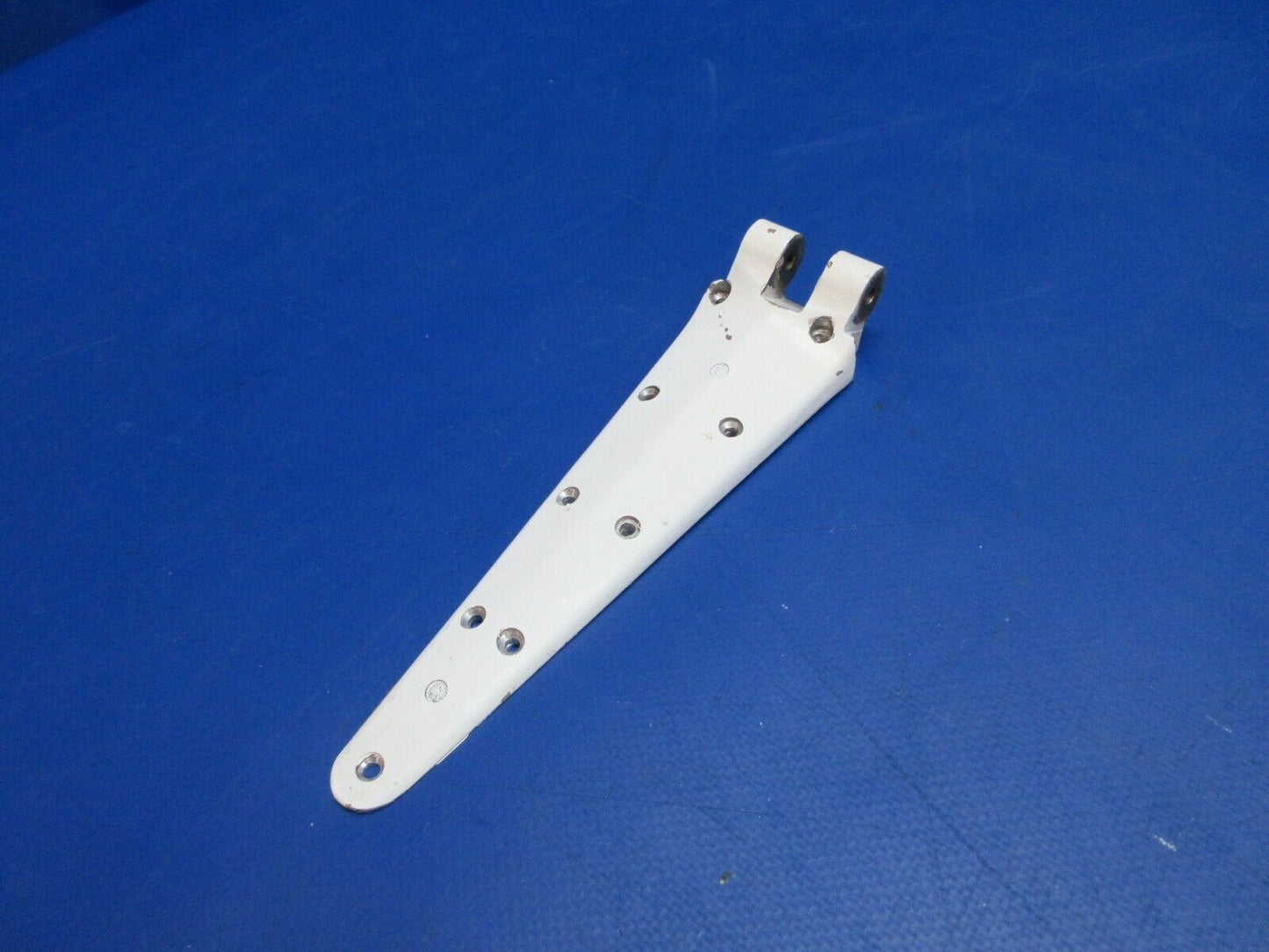 Cessna 401 LWR Hinge Half Cargo Door P/N 5011285-1 (0523-424)