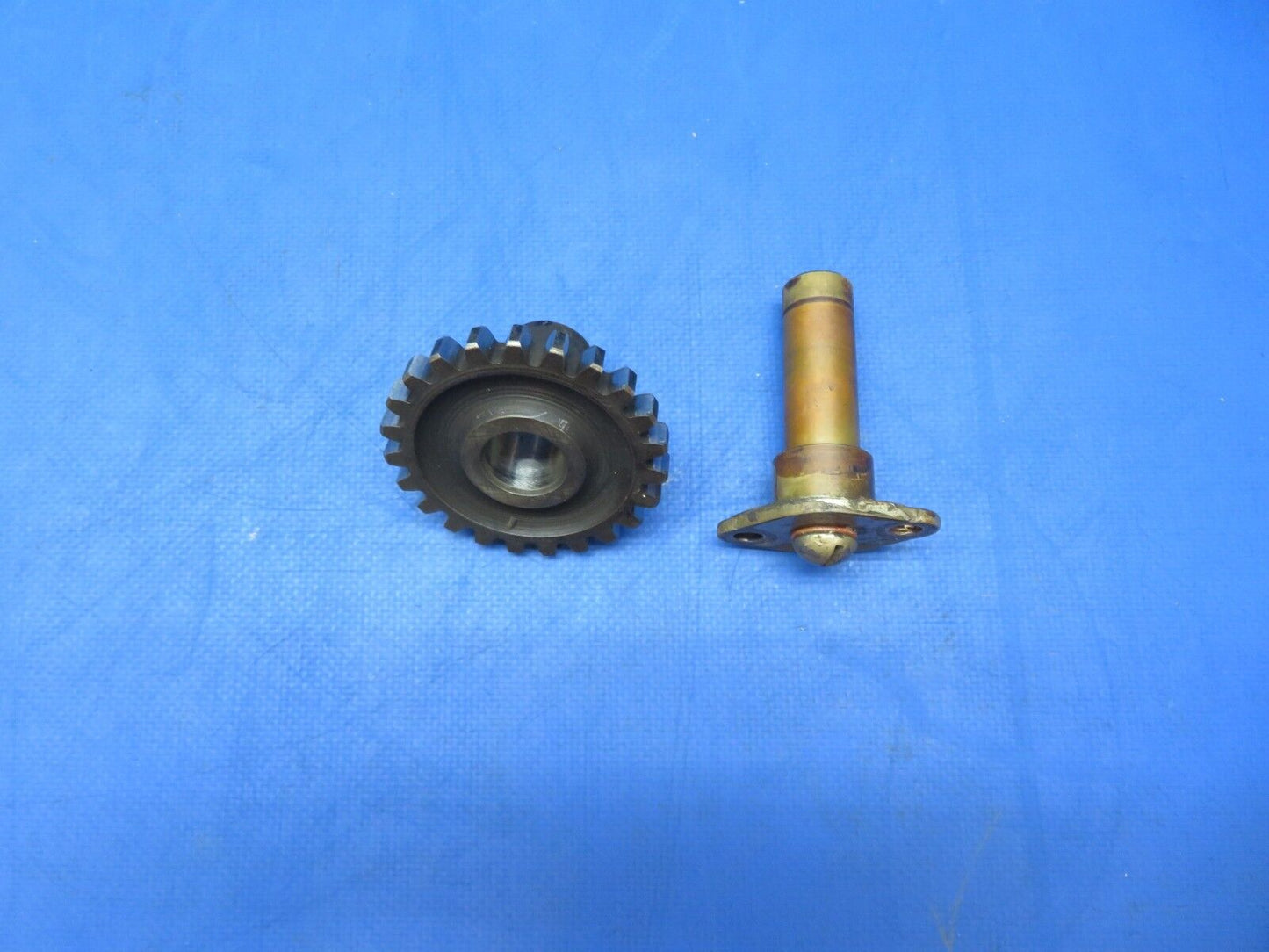 Continental E225-8 Accessory Drive Idler Gear & Shaft P/N 352014 (0723-688)