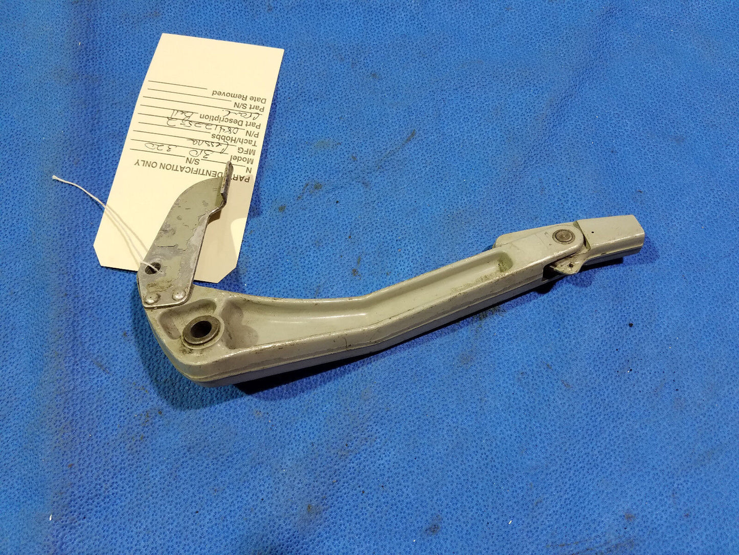 Cessna 310 Bellcrank Assy Main Gear RH P/N 0841225-2 (0616-29)