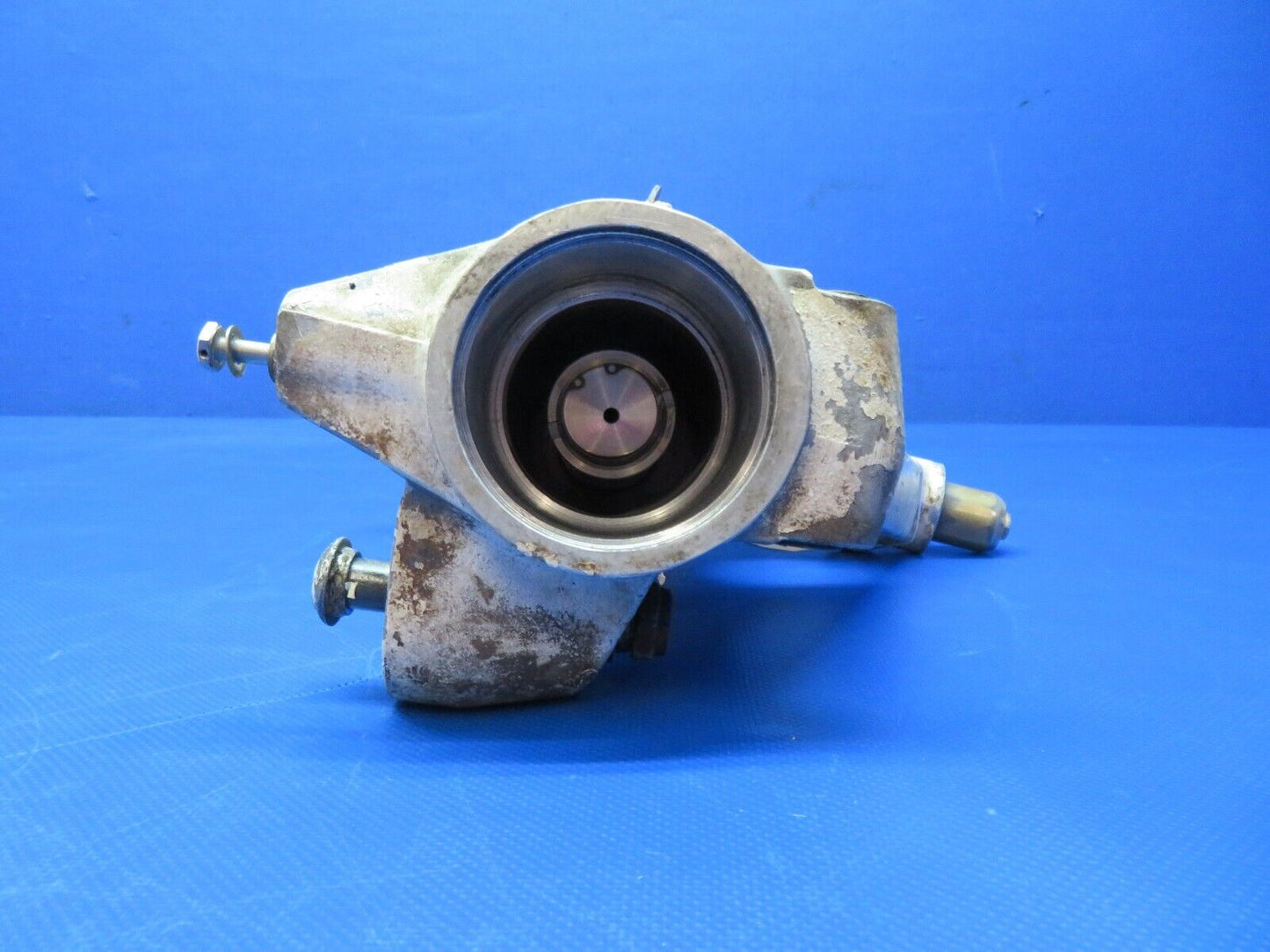 Piper PA-28R-180 RH MG Trunnion Assy P/N 67926-05 (1223-331)