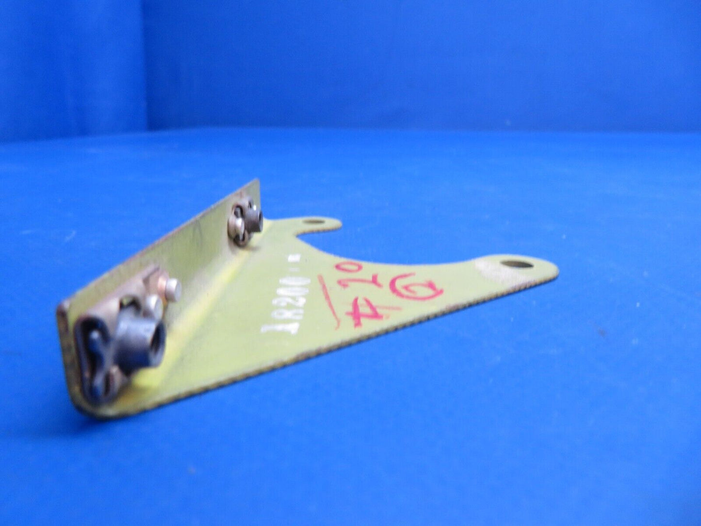 Piper Bracket Assy Front Center Baffle P/N 18200-000 NOS (1122-660)