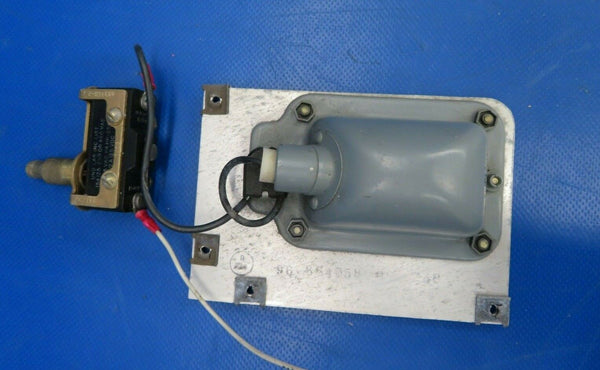 Beech Baron E-55 Nose Baggage Light & Switch 28V B-3555A-307 (1219-69)