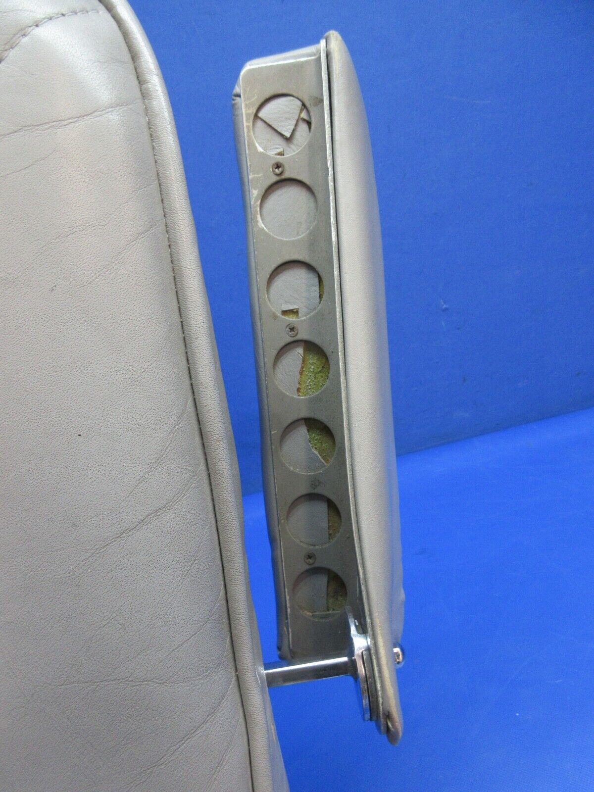 Cessna 401 / 401A Co-Pilot Seat Assy - Gray Leather P/N 5014047-4 (1223-1490)