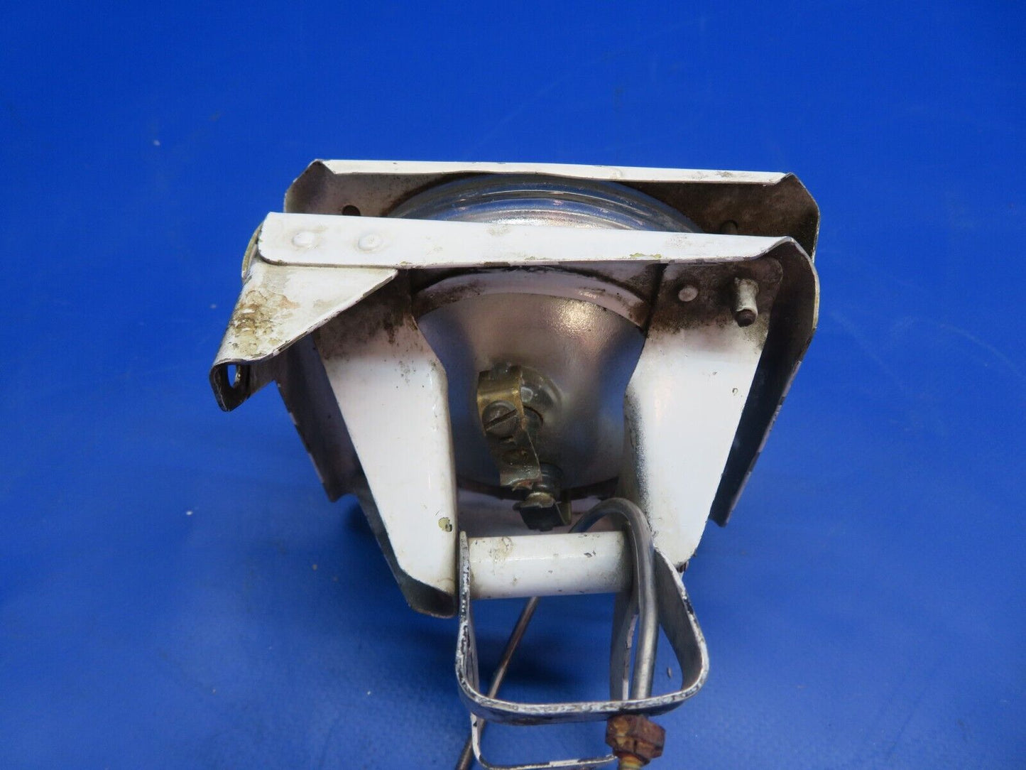 Piper PA-23 Aztec Landing Light w/ Mounting Bracket P/N 30495-000 (0922-800)