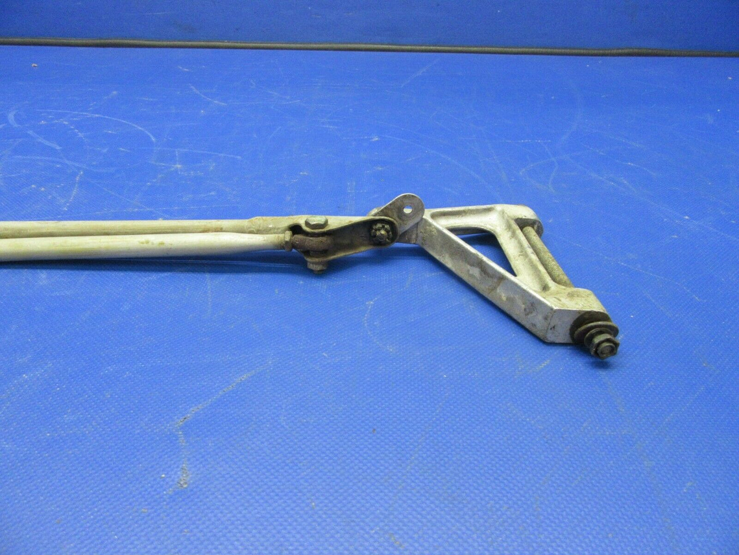 Beech 95-B55 Actuator & Link Landing Gear Door LH P/N 45-815003-3 (1121-310)