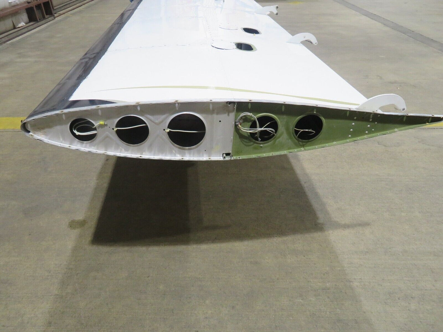 1980 Piper PA-34-200T Seneca II RH Wing P/N 37093-13R w/ De-ice (0224-94)