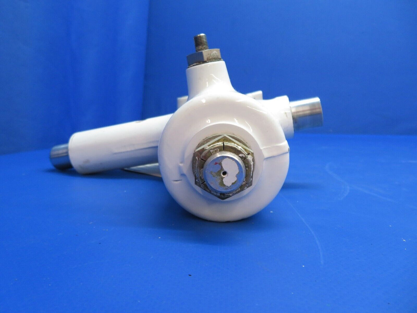 Piper PA-34-200T Seneca II Main Gear Trunnion RH P/N 67926-15 (0223-954)