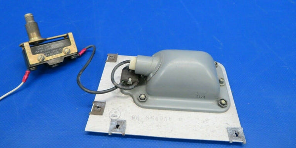 Beech Baron E-55 Nose Baggage Light & Switch 28V B-3555A-307 (1219-69)