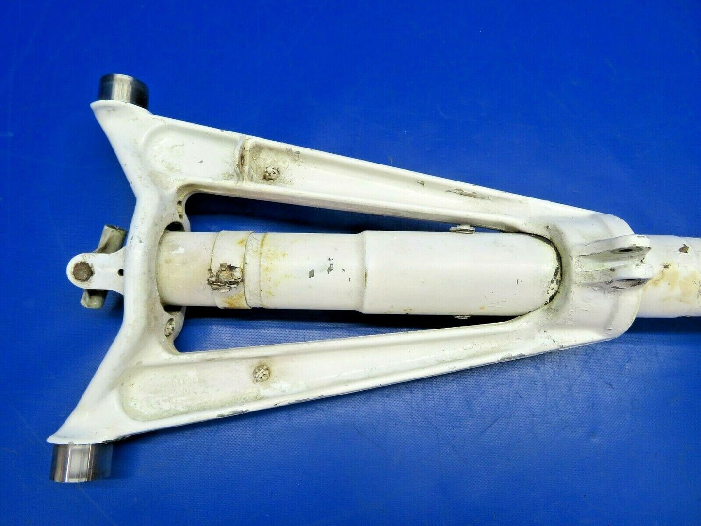 Cessna 310P Nose Gear Strut Assy Trunnion P/N 5842000-213 (0620-691)