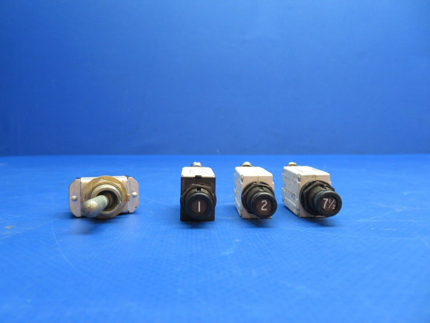 Klixon Circuit Breakers & Toggle Switch LOT OF 4 P/N MS35058-22 (0423-316)