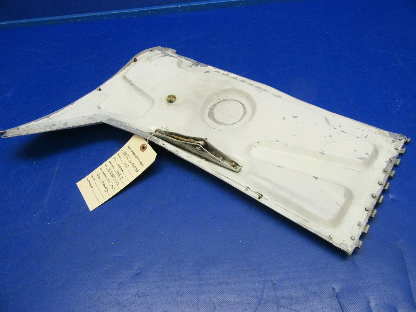 Cessna 310P LH Landing Gear Strut Door Assembly P/N 0826002-204 (0620-246)