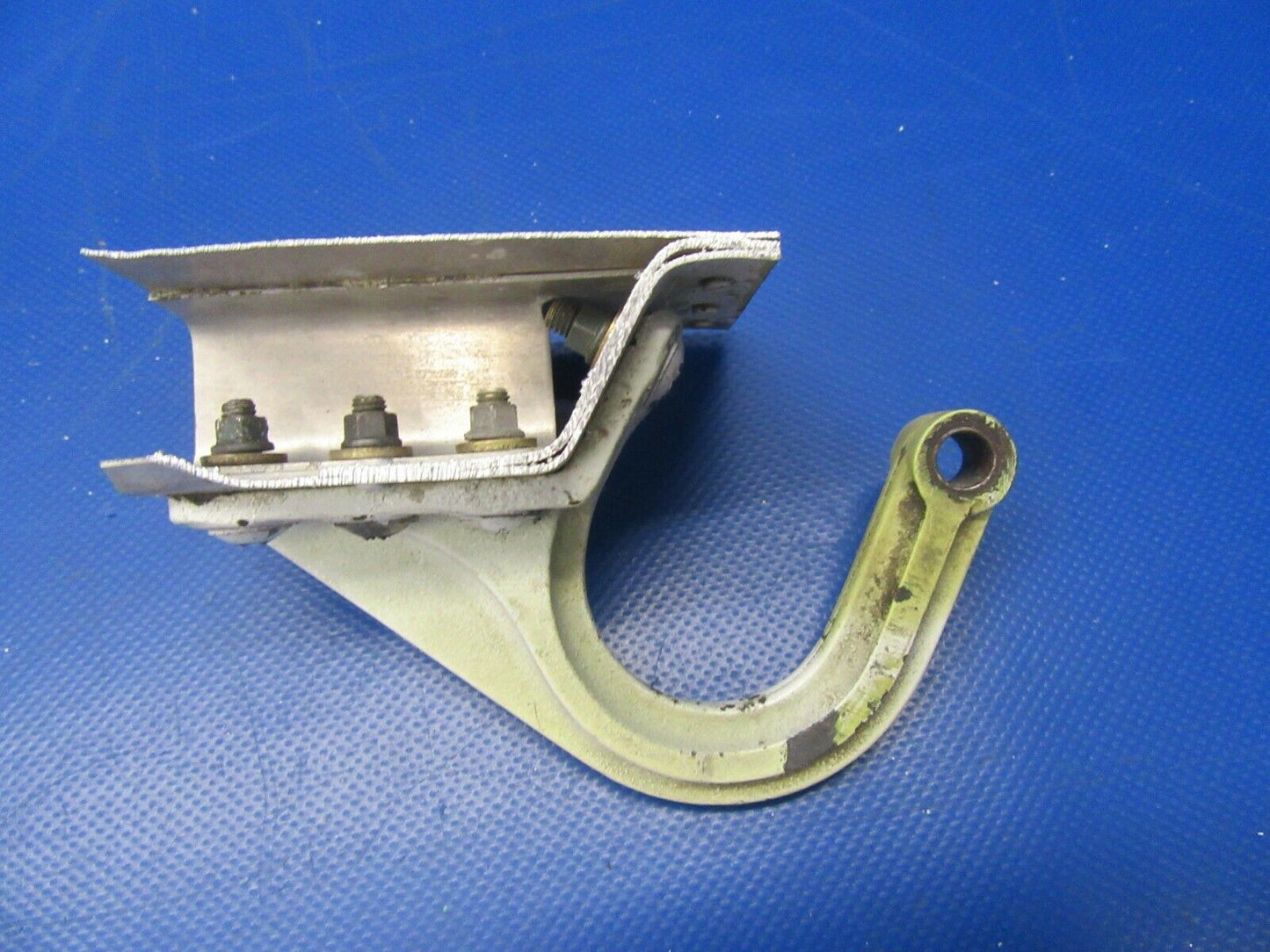 Beech 95-B55 RH INBD MLG AFT Door Hinge 35-81566-1 (0819-114)