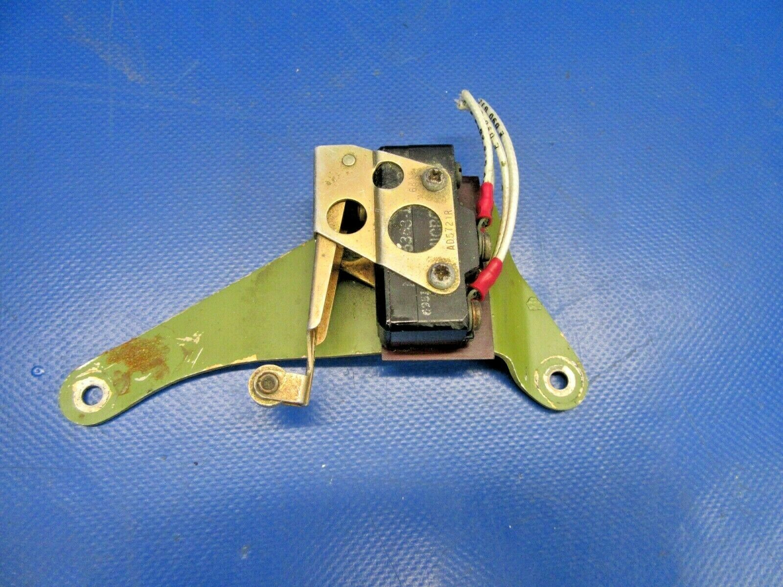 Cessna 310 / T310Q Bracket Up Limit Switch P/N 5045028-5, B27RT04 (0519-485)