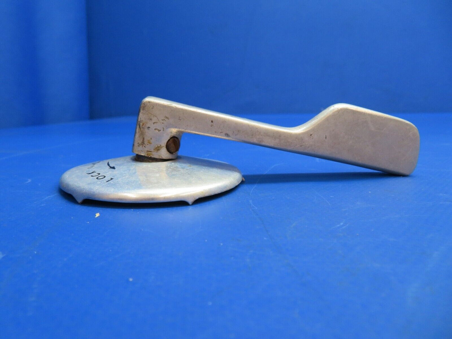 Cessna 310 Cabin Door Handle Assy P/N 0811490-88 (1022-631)