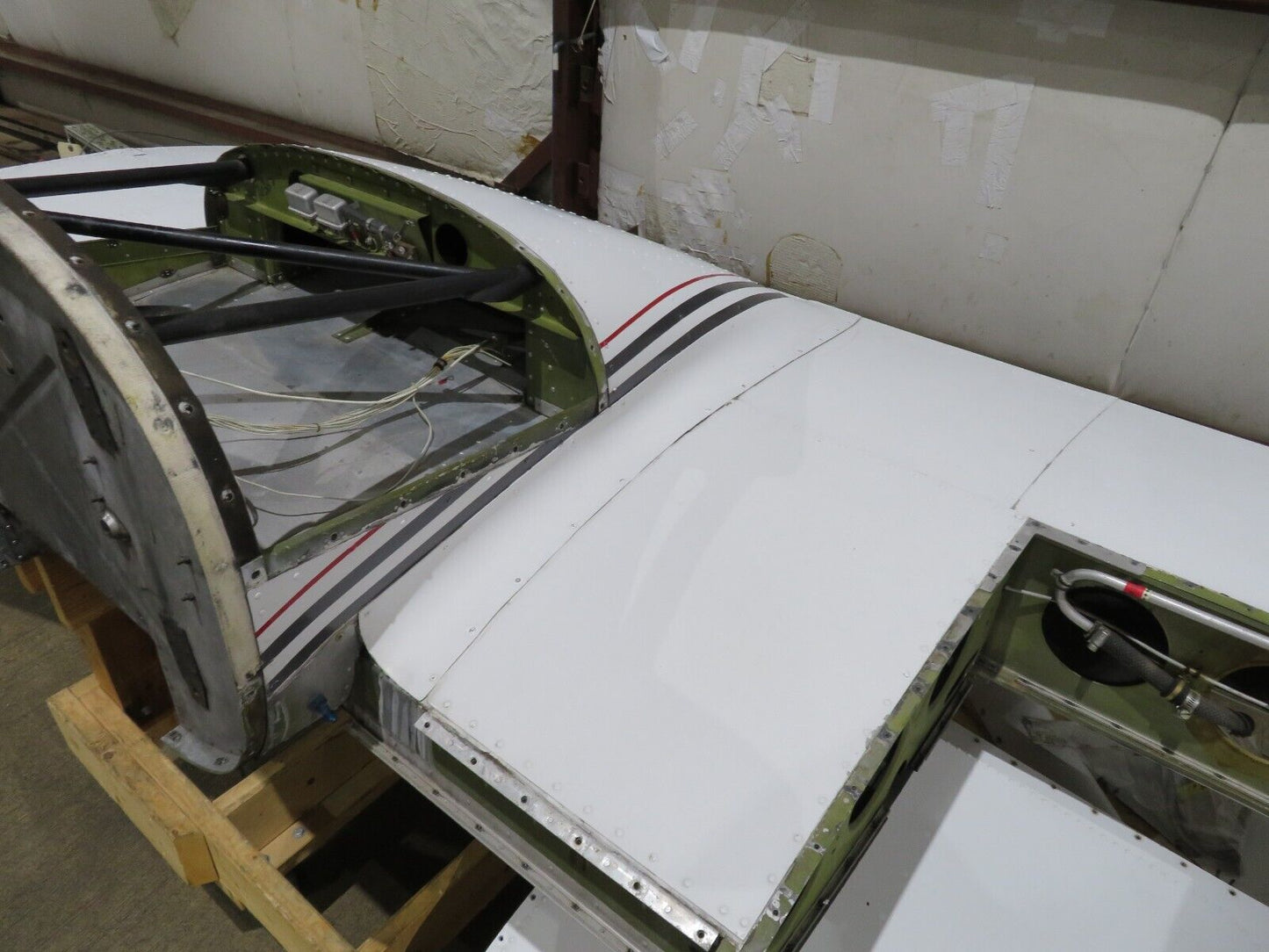 1978 Piper PA-34-200T Seneca LH Wing P/N 37093-03 (0423-104)