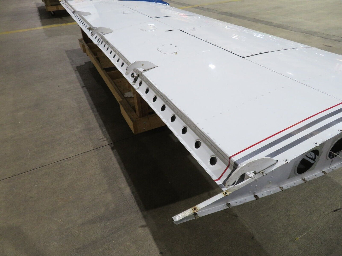 1978 Piper PA-34-200T Seneca LH Wing P/N 37093-03 (0423-104)