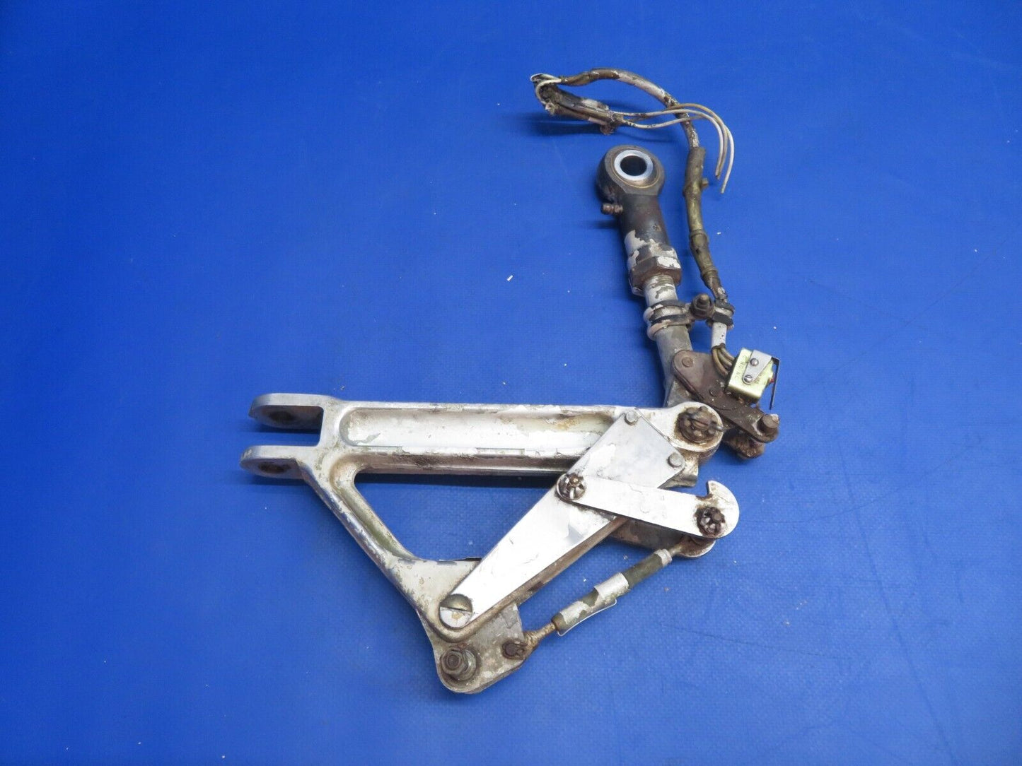 Piper PA-34-200T Seneca II LH Truss Main Gear w/ Switch P/N 78721-02 (0223-907)