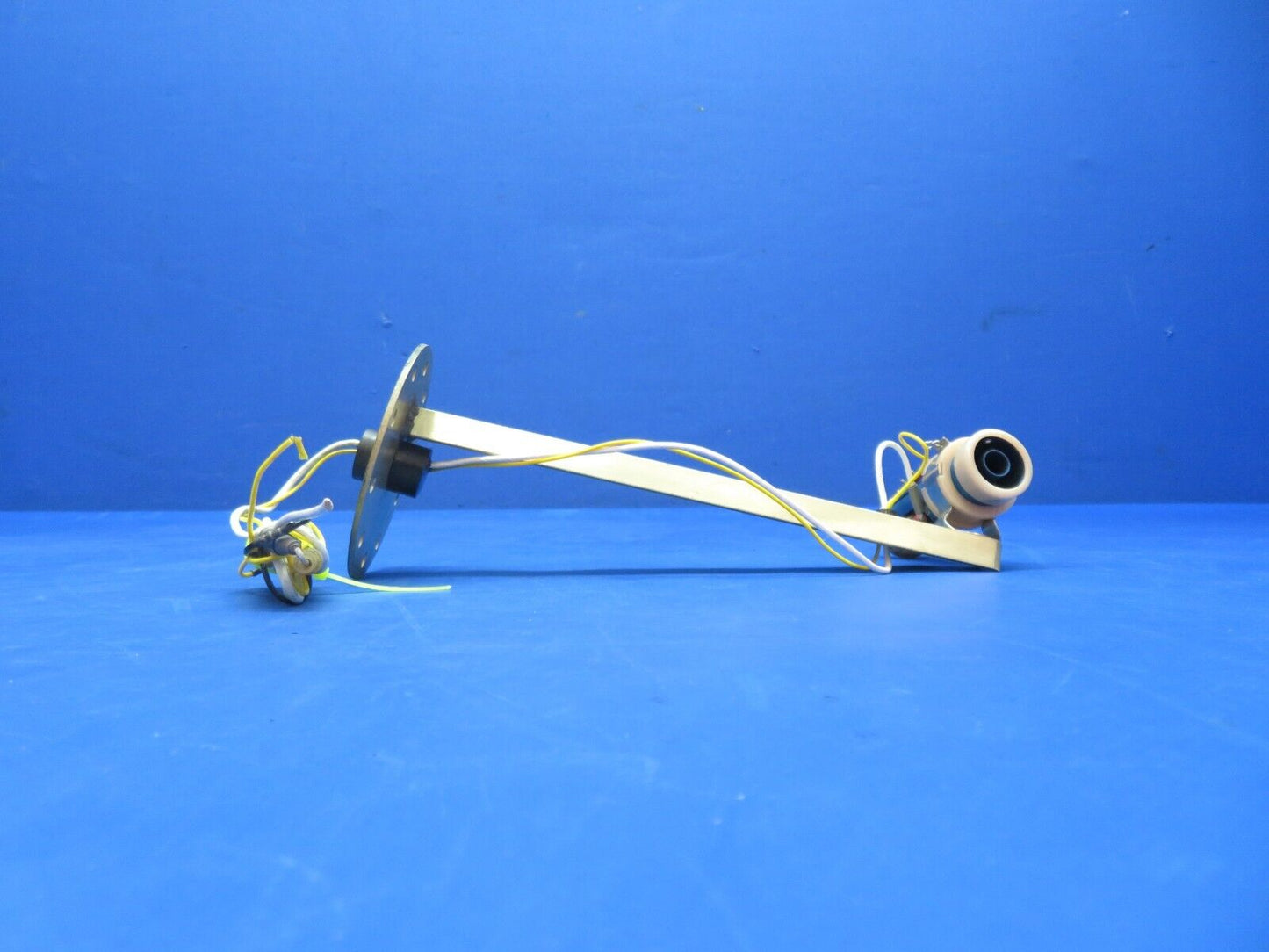 Cessna 310 / 310Q CAS RH OTBD Fuel Sensor w/ Mount P/N 9910082-11 (0823-669)