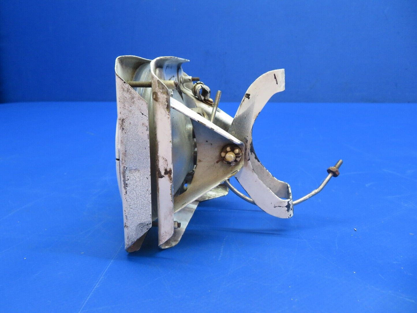 Piper PA-23 Aztec Landing Light w/ Mounting Bracket P/N 30495-000 (0922-800)