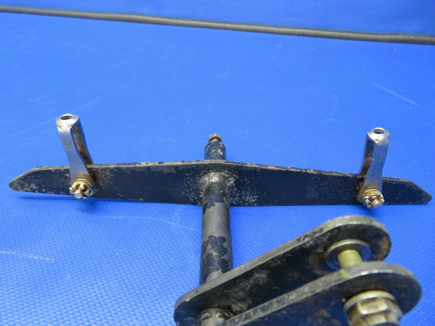 Piper PA-32RT-300 Lance Aileron Bellcrank LH P/N 95680-00, 95680-000 (0521-798)