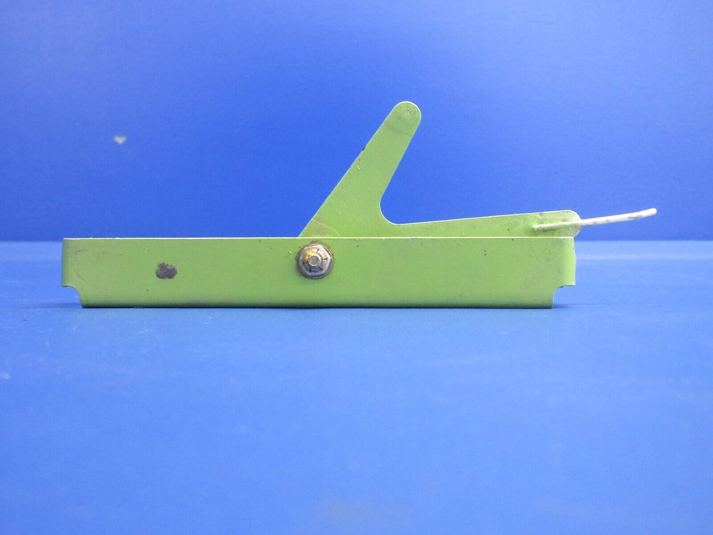 Cessna 210 Rudder Trim Indicator & Bracket P/N 1261475-4 (0124-1268)