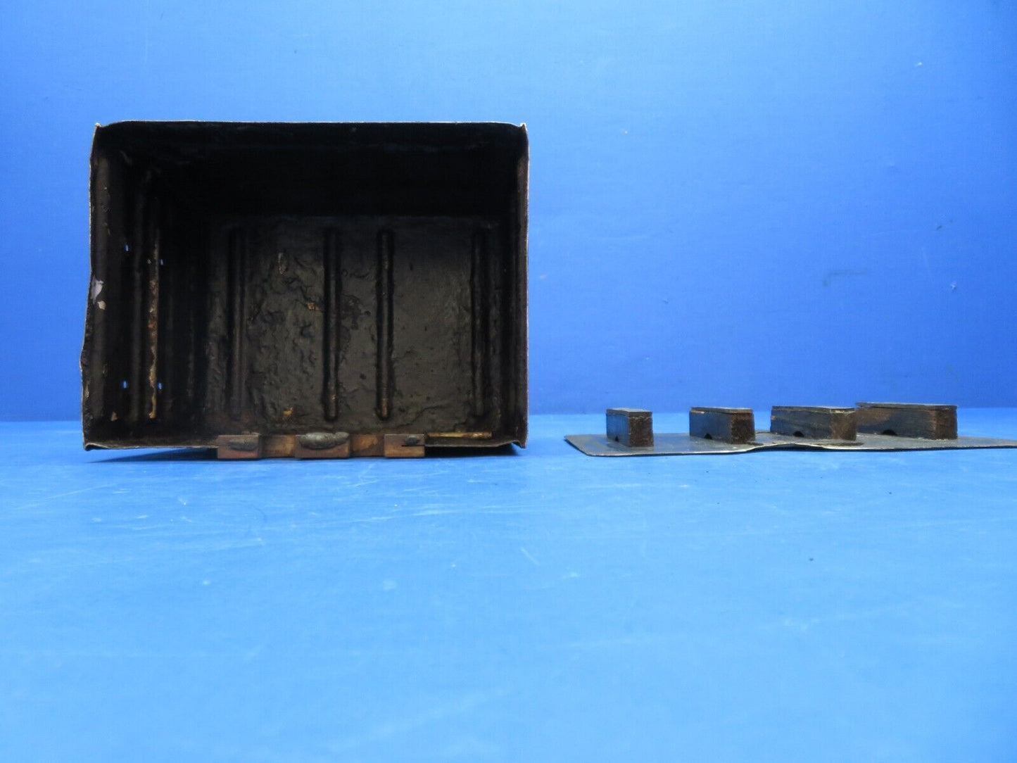 Cessna 310 / 310Q LH Wing Battery Box Assy w/ Lid P/N 0822011-1 (0823-778)