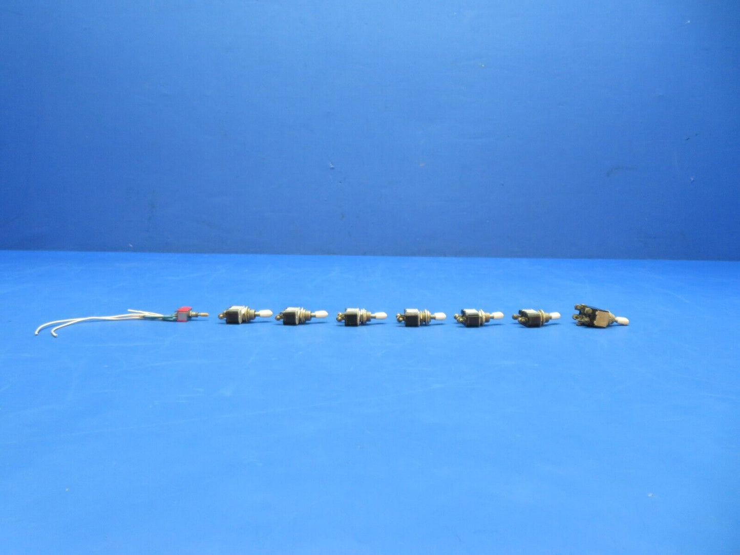 Cessna 310 / 310Q Cutler Hammer Toggle Switch P/N AN3021-2 LOT OF 8 (0923-318)