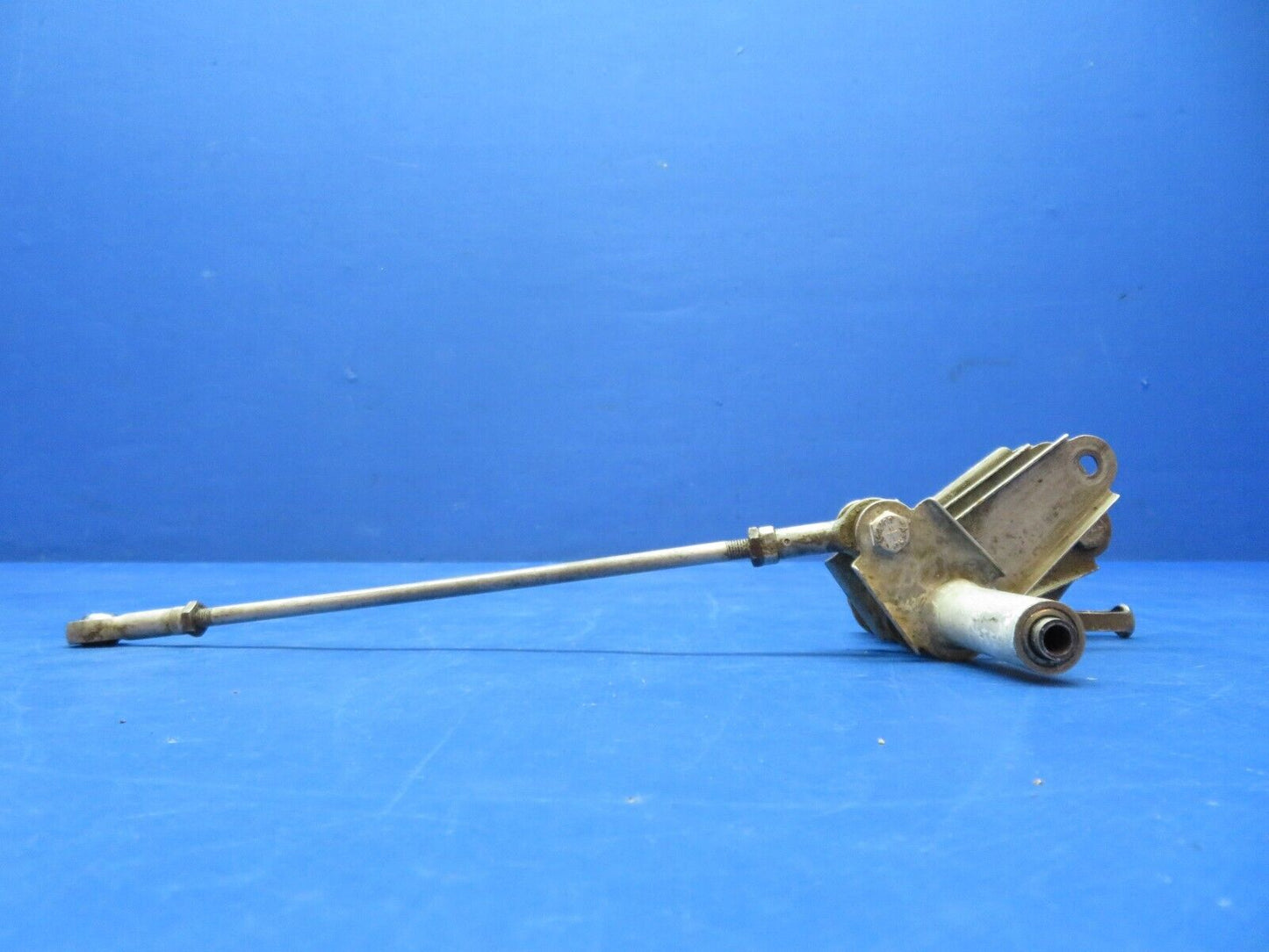 Early Cessna 310 / 310B LH INBD Flap Bellcrank INBD P/N 0862100-11 (1223-144)