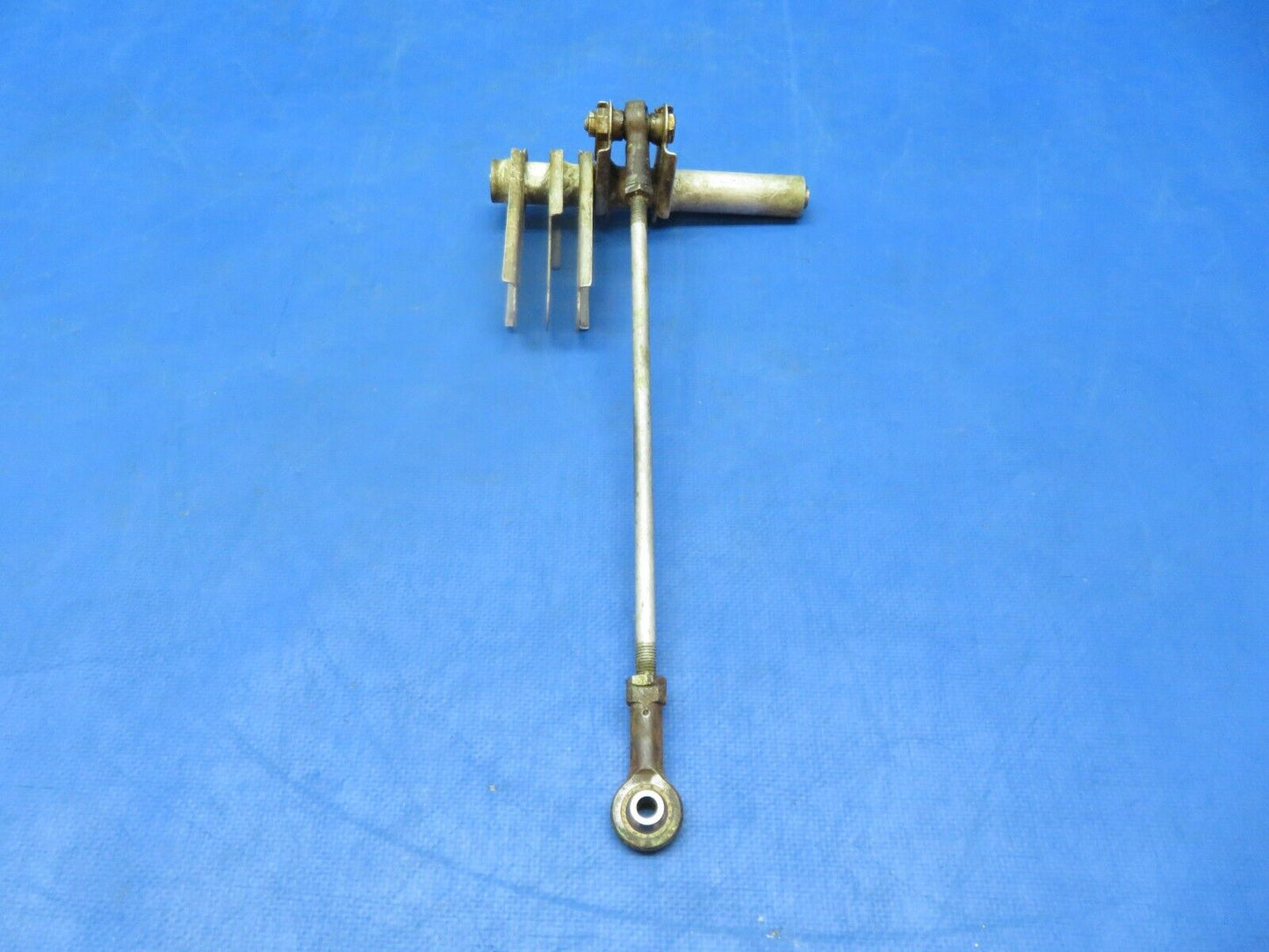 Early Cessna 310 / 310B OTBD Bellcrank RH INBD Flap P/N 0862100-12 (1223-146)
