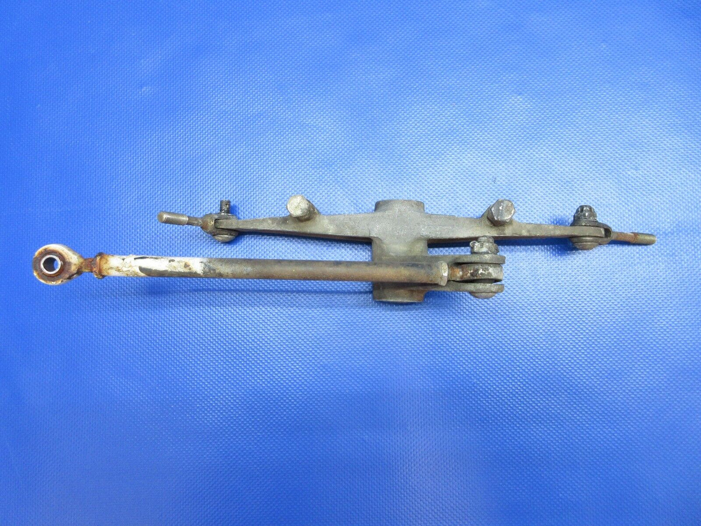 Piper PA-24-180 RH Aileron Bellcrank Assy w/ Rod P/N 20256-01 (1223-1436)