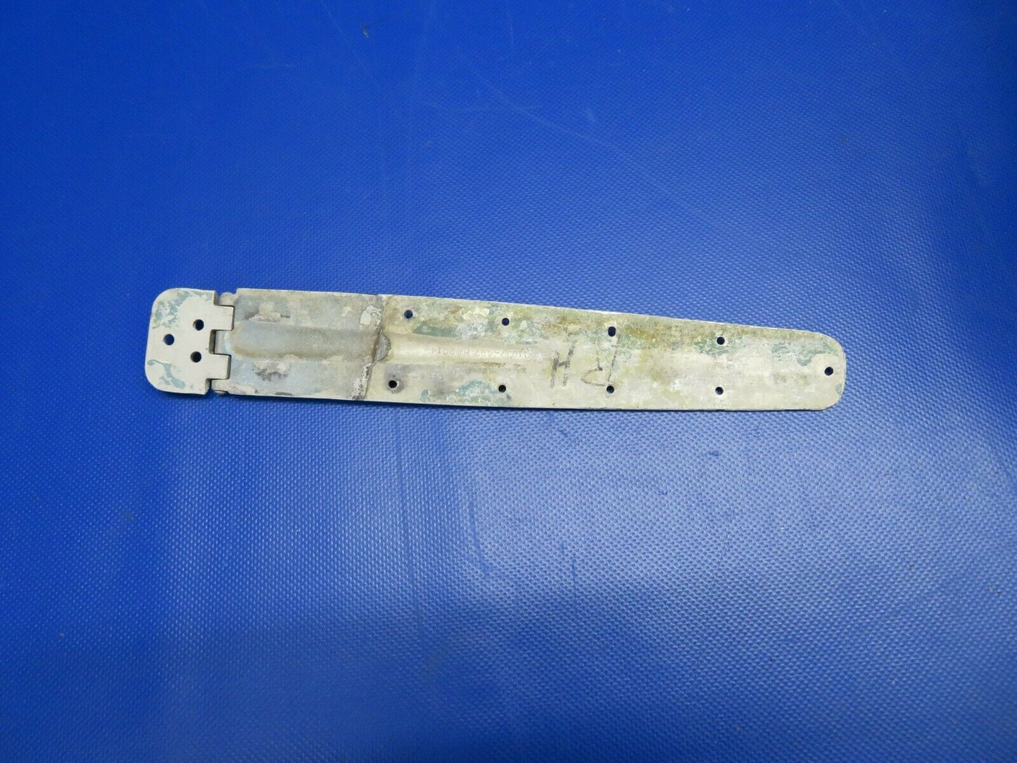 1960 Cessna 210 Upper Hinge RH Door P/N 0711037-12 (0321-138)