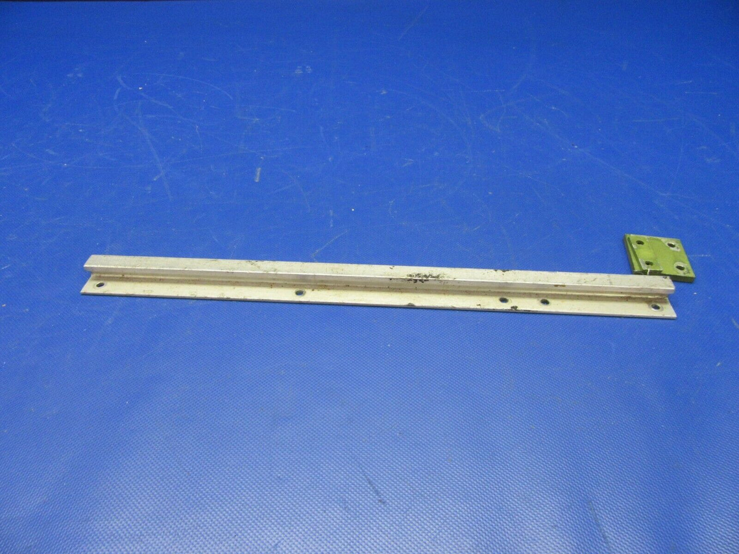 Beech Baron 95-B55 Seat Track Middle Row INBD / OTBD P/N 002-430021-39 (1121-369