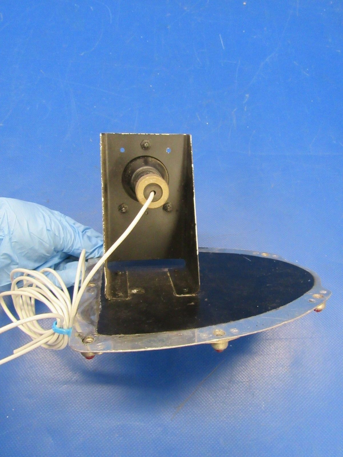 Cessna 310 Wing Nav Light & Bracket Green 0823200-2, 5618106-17 (1118-136)