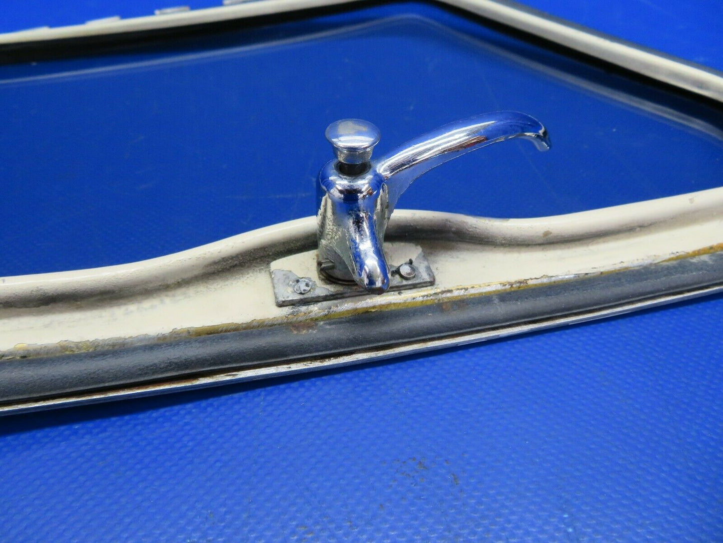 Beech 95-B55 Window Assy Pilot FWD LH Grey Tint P/N 35-410291-132 (0320-132)
