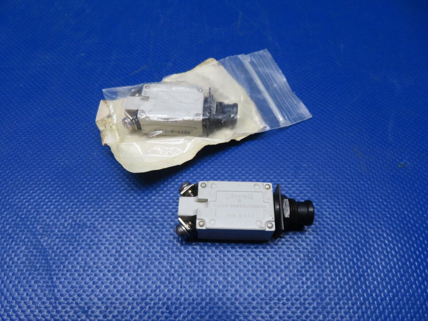 Klixon 2-1/2 amp Circuit Breaker P/N 7277-2-21/2 LOT OF 2 NOS (0224-227)
