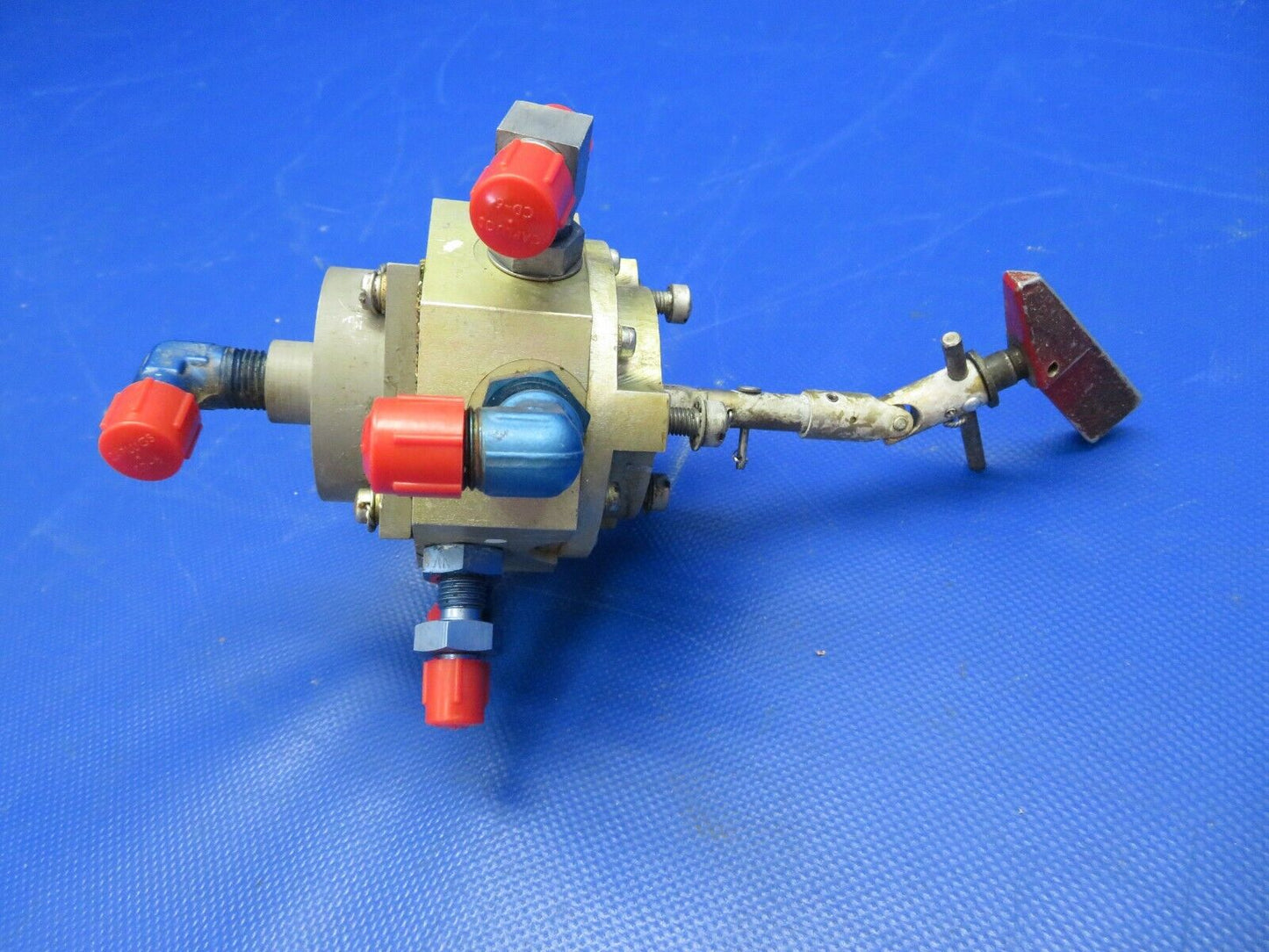 Beech 95-B55 Baron Fuel Selector Valve w / Handle RH 96-920001-612 (0621-995)