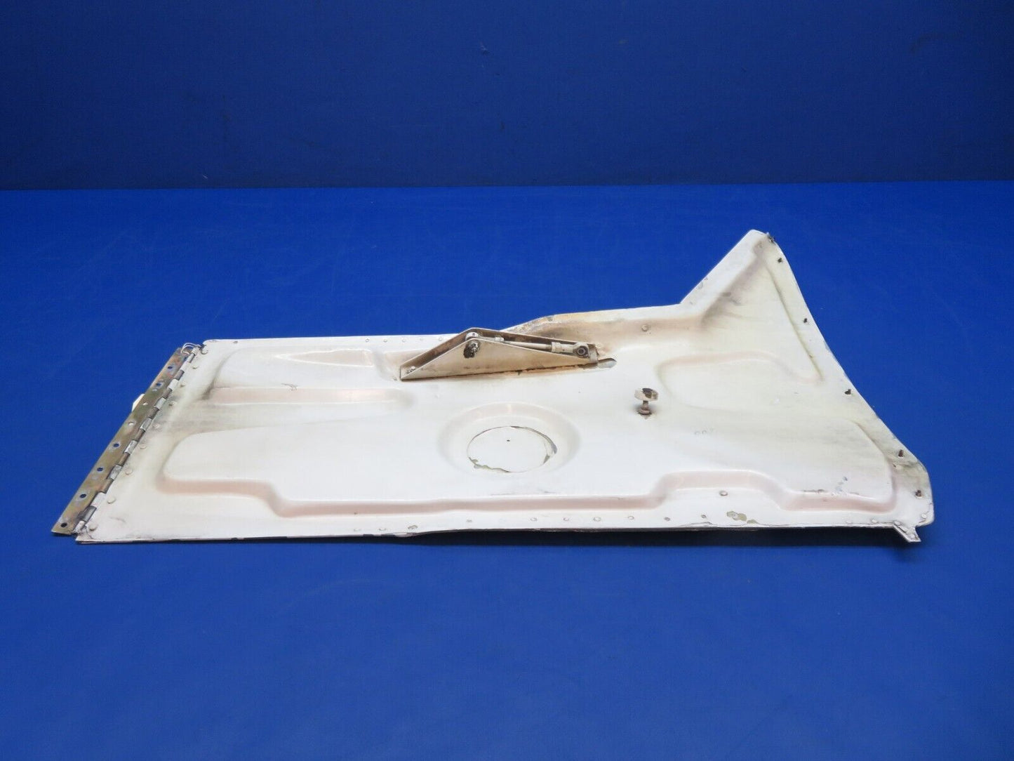 Cessna 310 / 310Q LH Main Gear Strut Door Assy OTBD P/N 0826002-206 (0923-351)