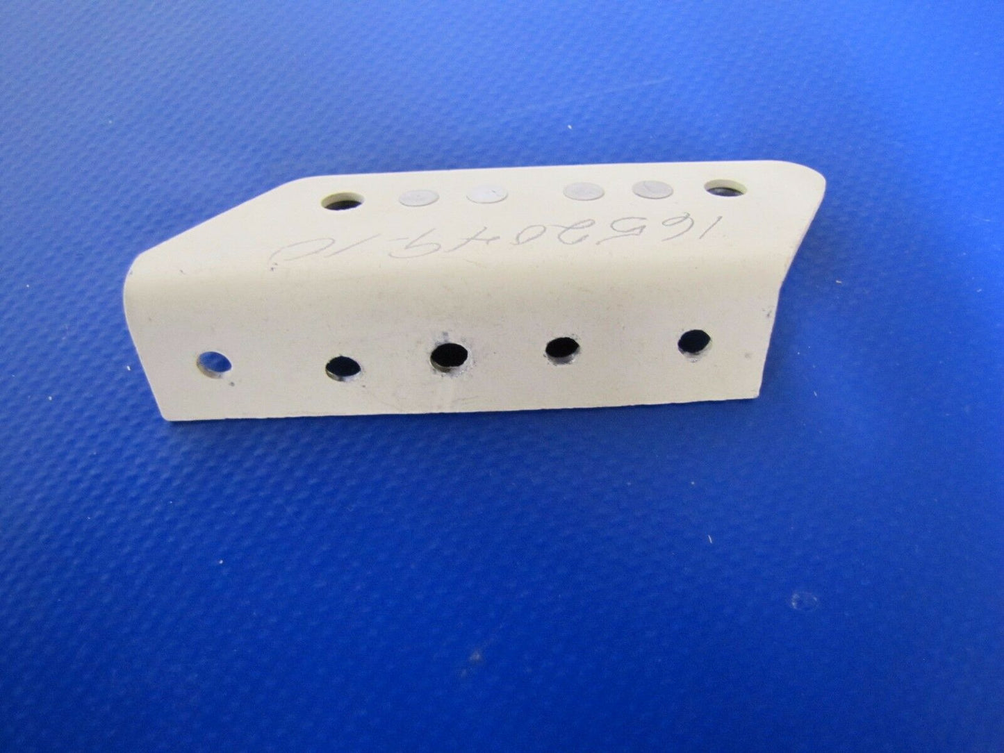 Cessna Angle P/N 1652049-10 (0317-152)