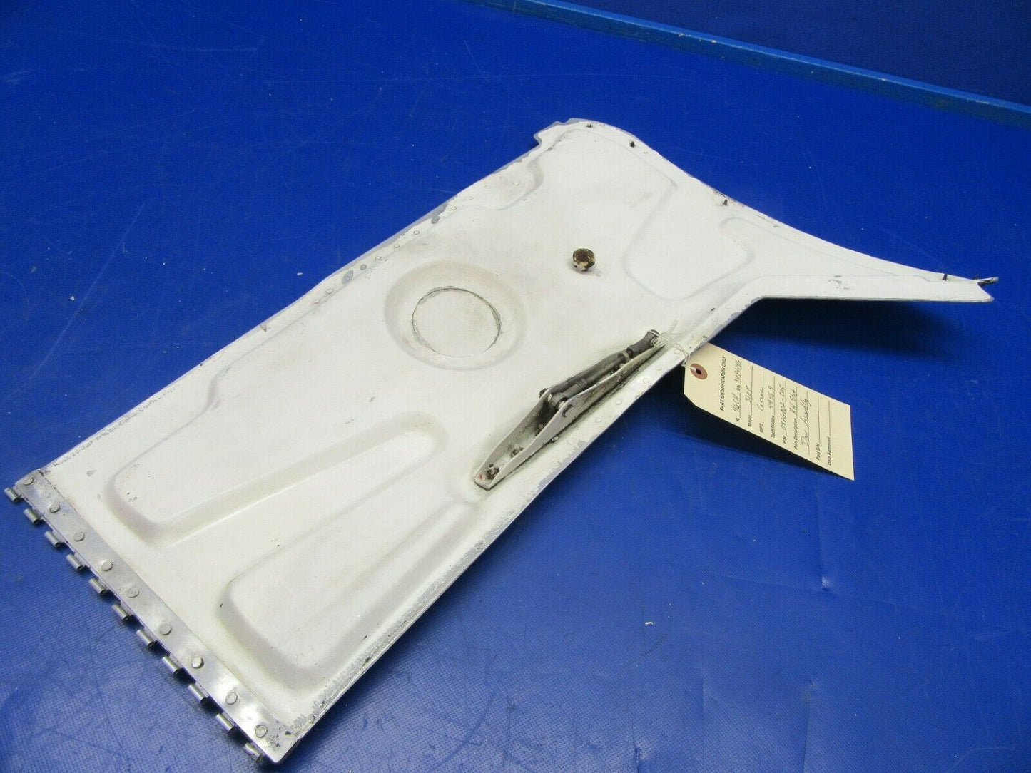Cessna 310P RH Landing Gear Strut Door Assembly P/N 0826002-205 (0620-248)