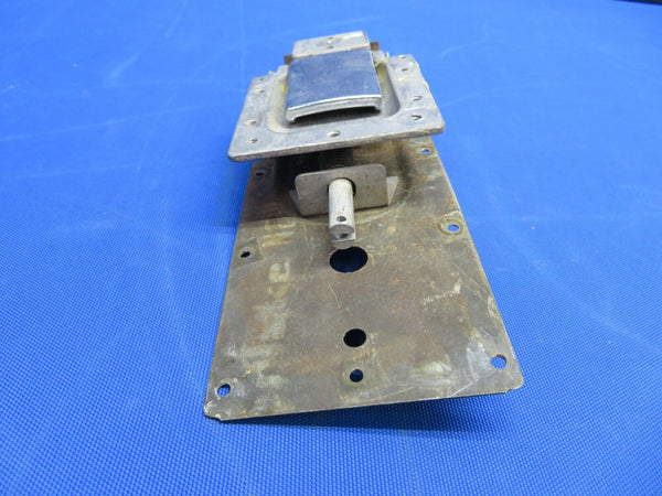 Cessna 150 / 150L Latch Assy RH Cabin Door P/N 0413387-4 (1020-175)