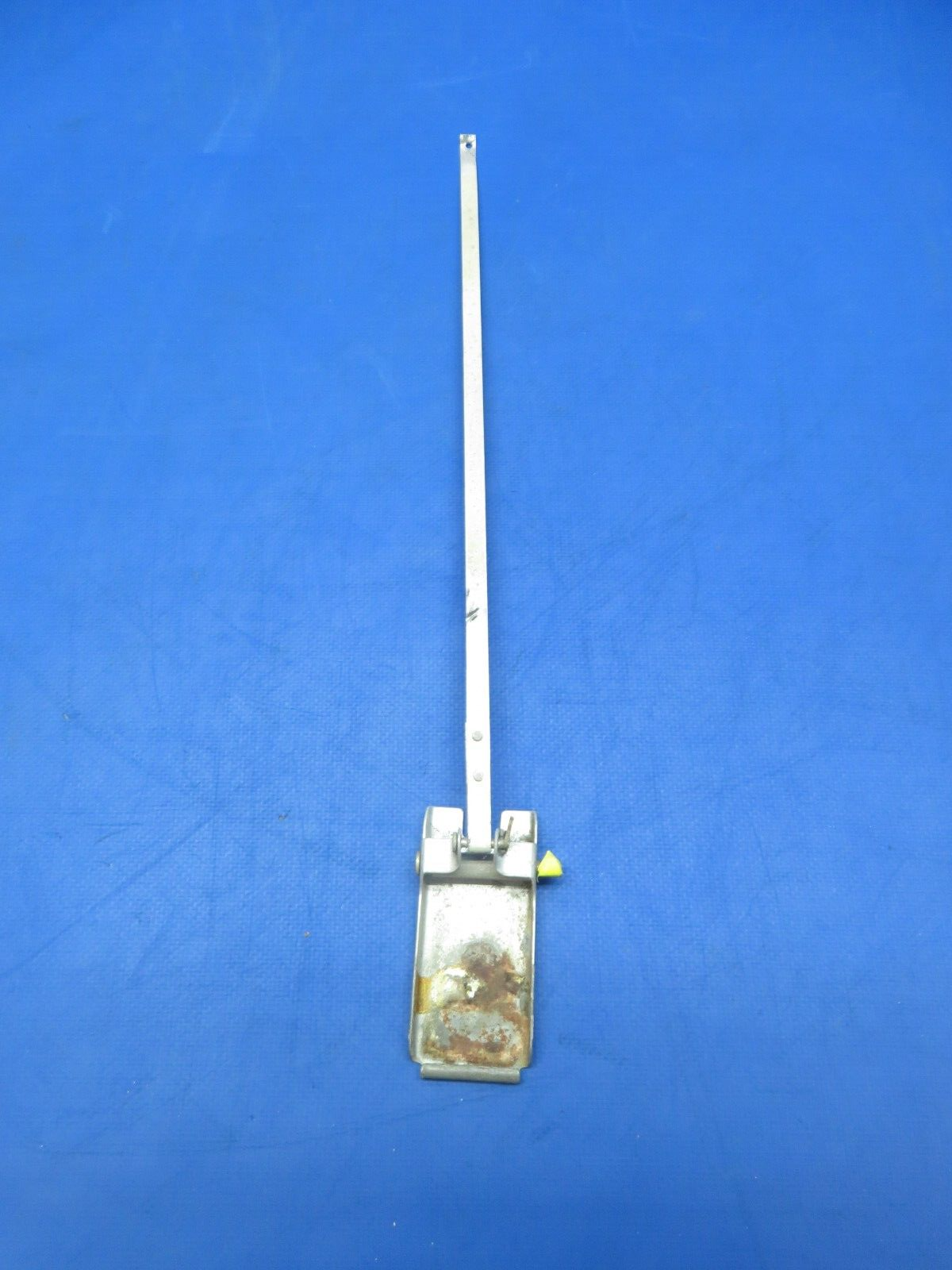 Cessna 150 / 150L LH Cabin Door Latch Assy P/N 0413387-3 FOR PARTS (0823-609)
