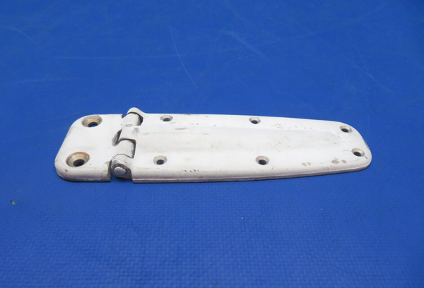 Cessna 150 / 150L LH LWR Cabin Door Hinge Assy P/N 0413426-4 (0823-596)