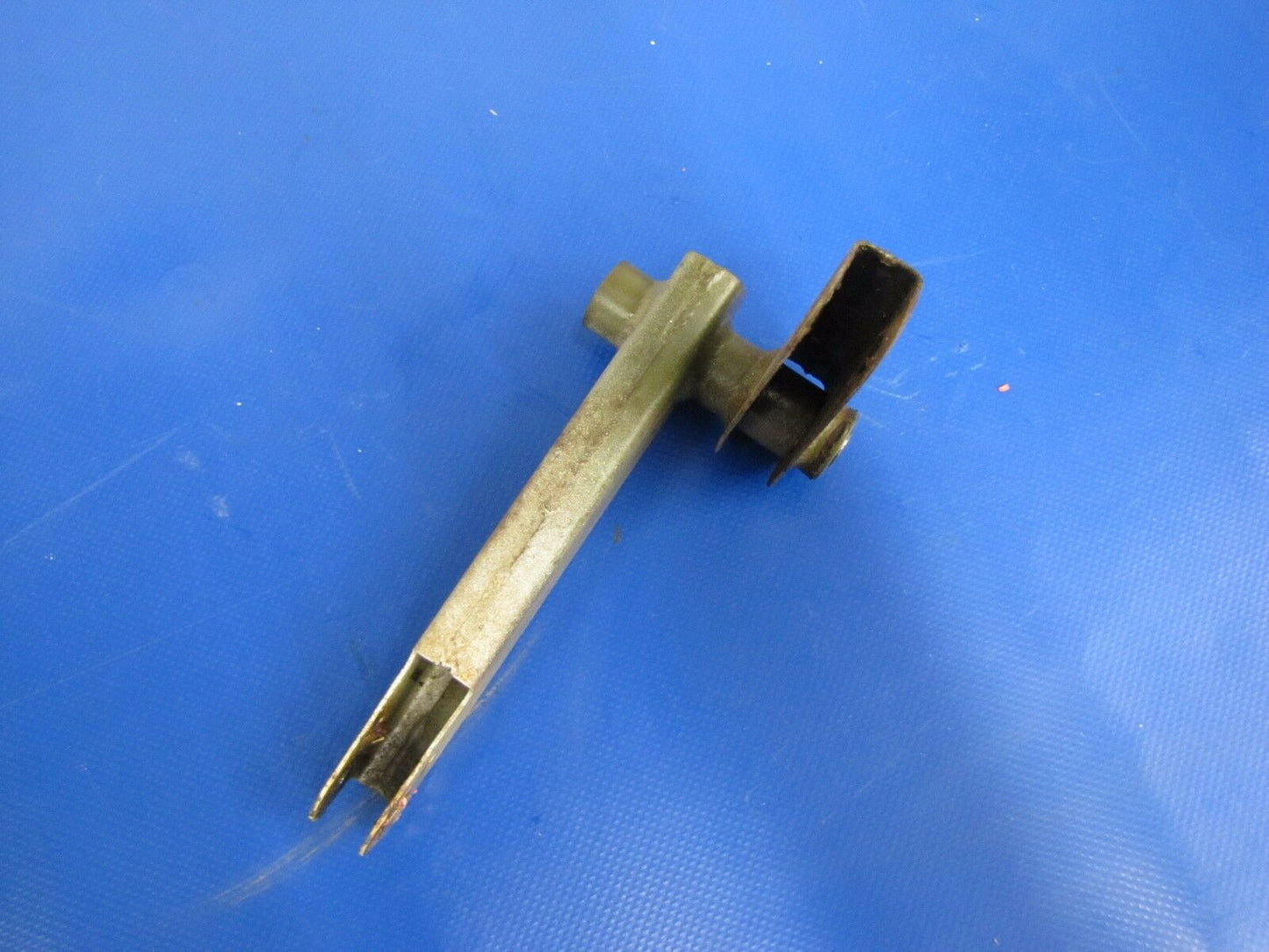 Cessna Cardinal 177B Bellcrank Assy RH OTBD - Flap P/N 1260125-2 (0317-79)
