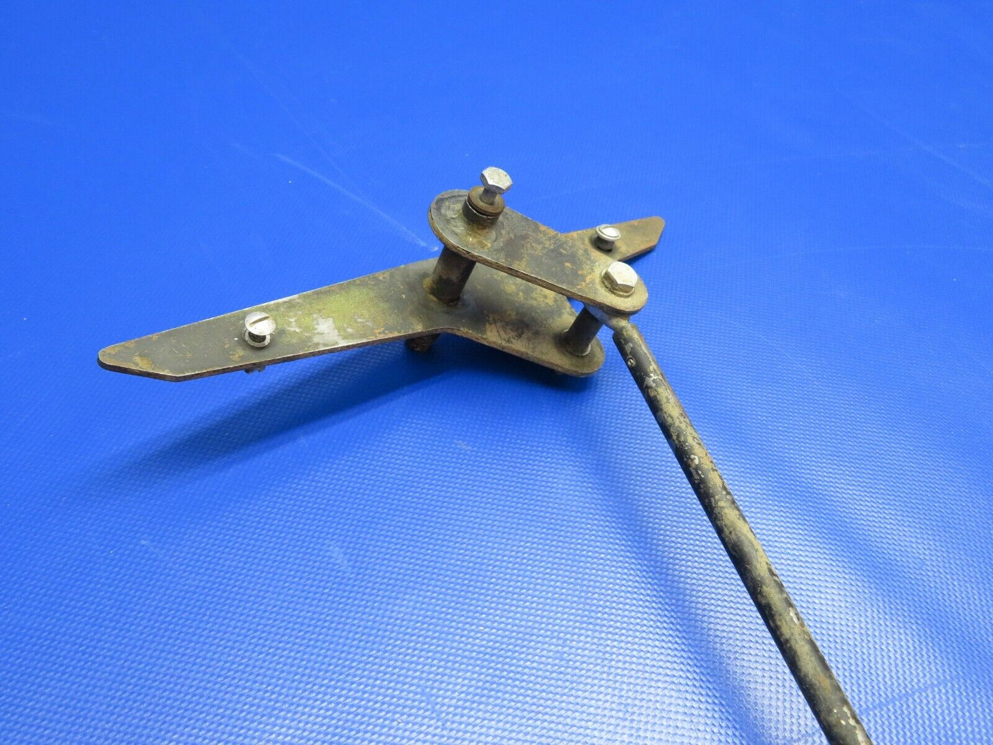 Piper PA-28-140 Aileron Bellcrank LH P/N 62771-00, 62766-00 (1220-136)